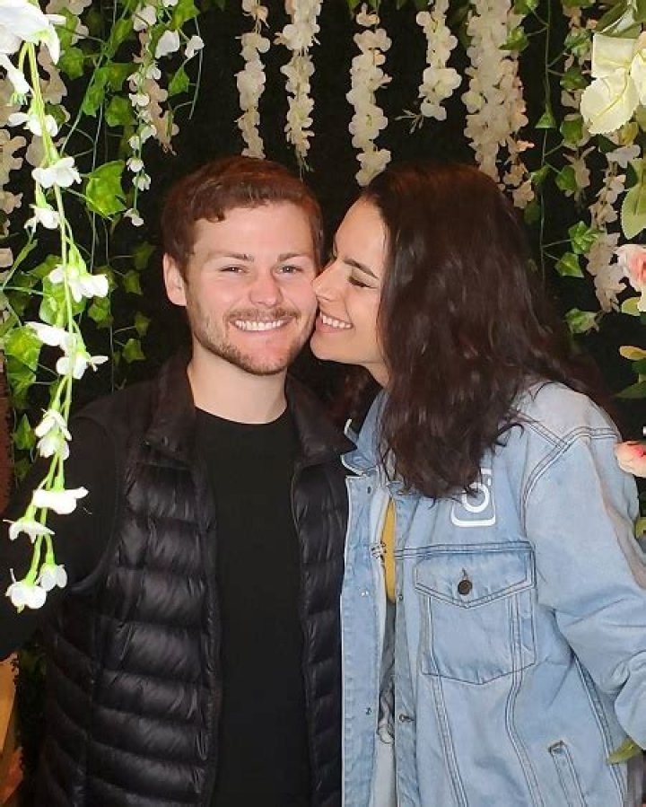 Stuttering comedian, Drew Lynch has a girlfriend named, Melanie and has a net worth of $1 million.